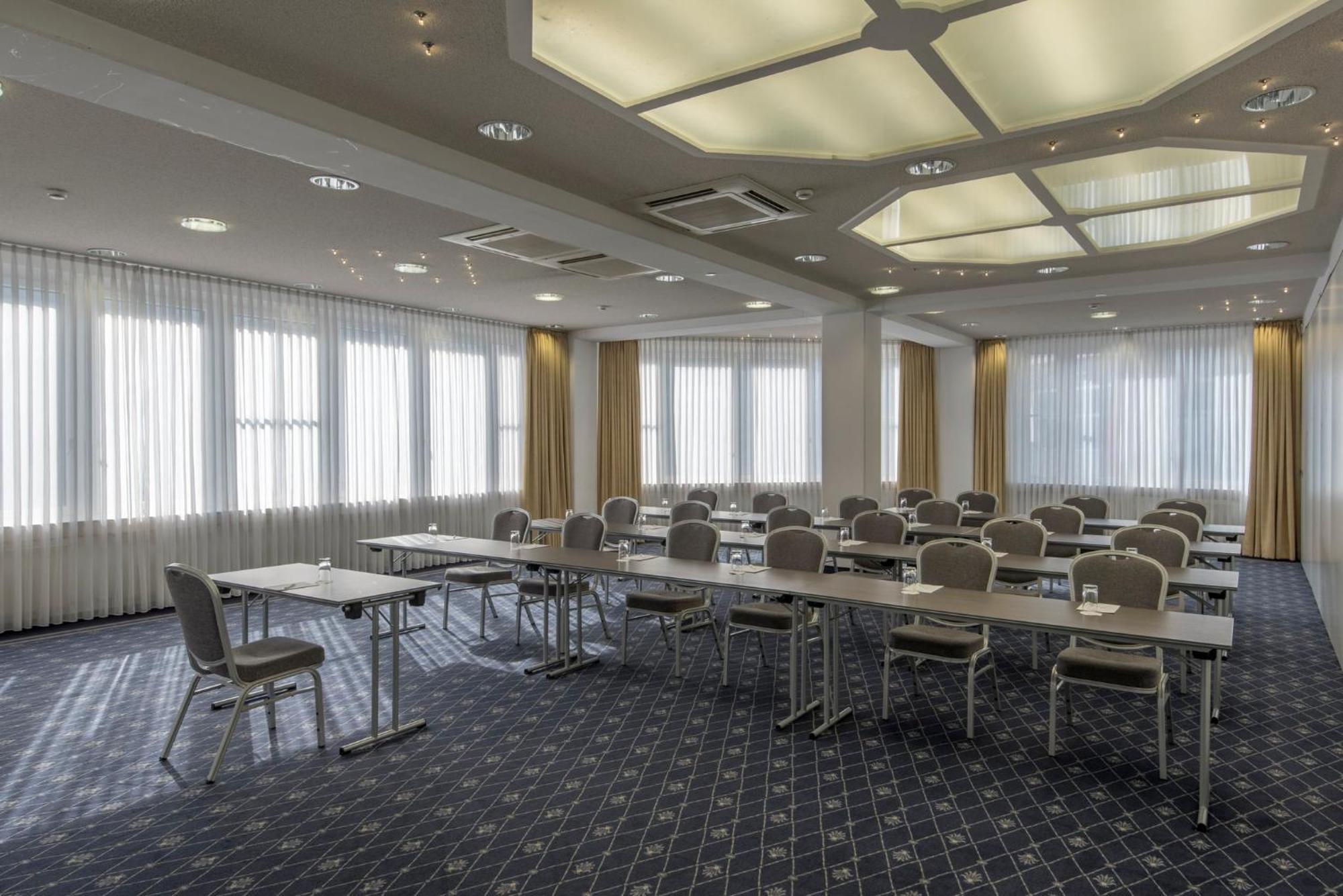 Holiday Inn Munich Unterhaching By Ihg Экстерьер фото