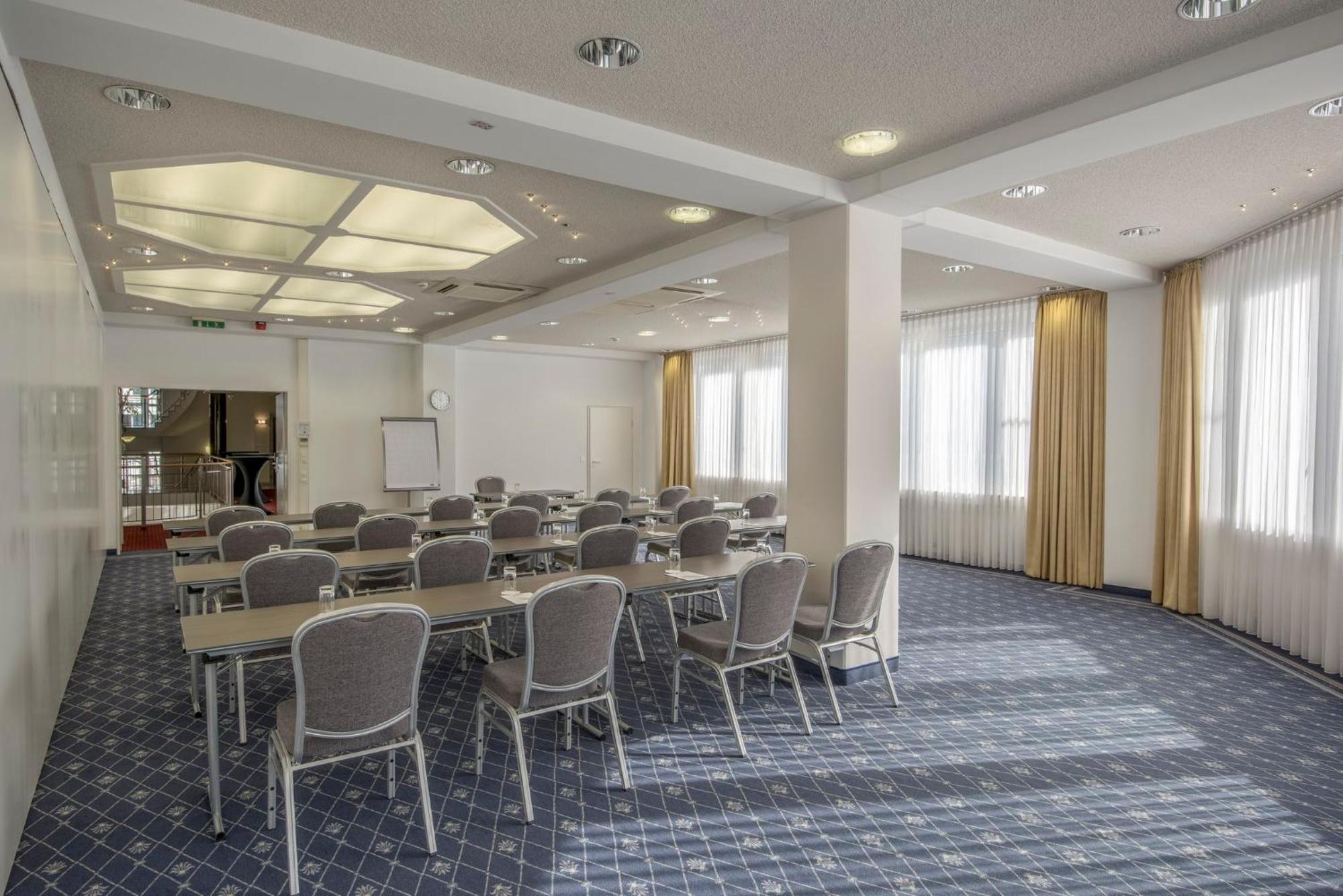 Holiday Inn Munich Unterhaching By Ihg Экстерьер фото