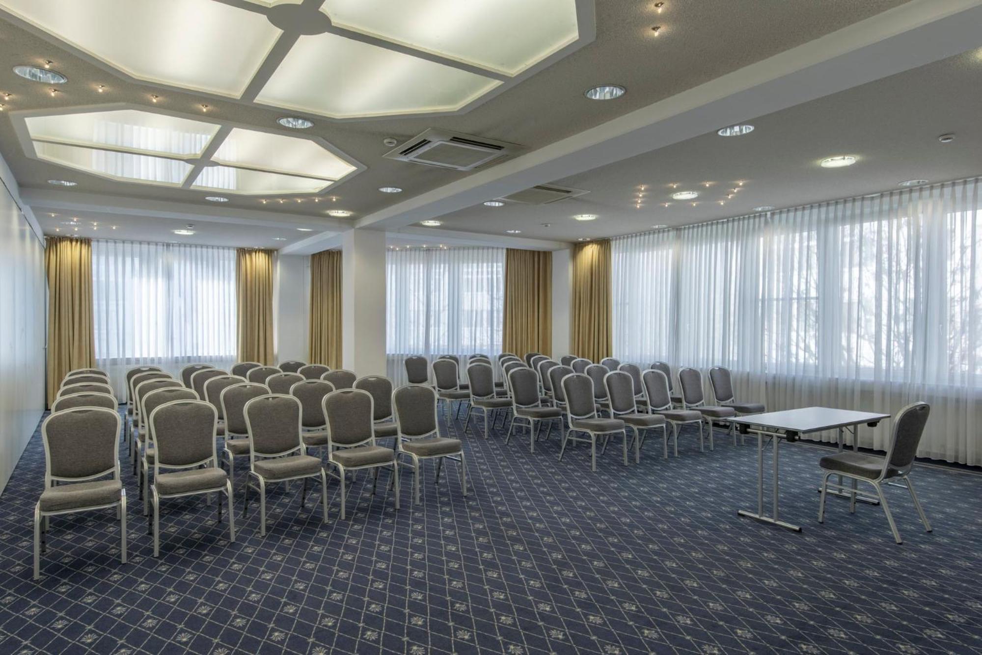 Holiday Inn Munich Unterhaching By Ihg Экстерьер фото